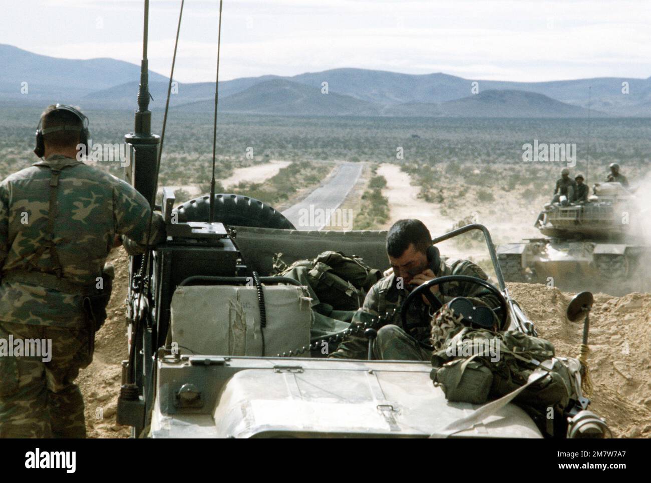 Un scout de l'armée rapporte à son poste de commandement la situation qui se déroule dans la zone de bataille pendant l'exercice Gallant Eagle '82. Objet opération/série: GALLANT EAGLE '82 base: Fort Irwin État: Californie (CA) pays: États-Unis d'Amérique (USA) Banque D'Images