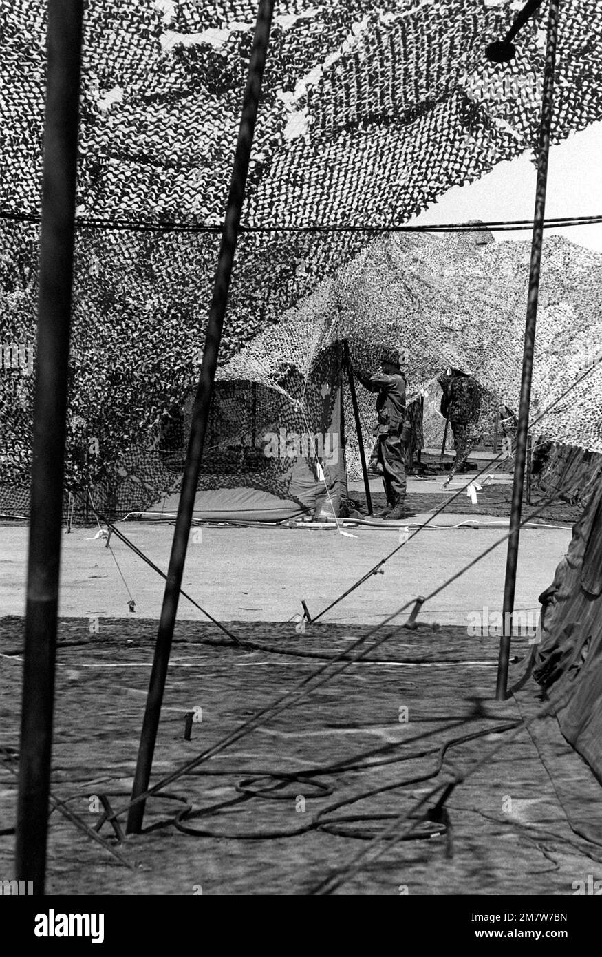 TSGT Ken Ruff vérifie une truffe dans le composé de la Force opérationnelle interarmées de déploiement rapide au cours de l'exercice Gallant Eagle '82. Objet opération/série: GALLANT EAGLE '82 base: George Air Force base État: Californie (CA) pays: États-Unis d'Amérique (USA) Banque D'Images