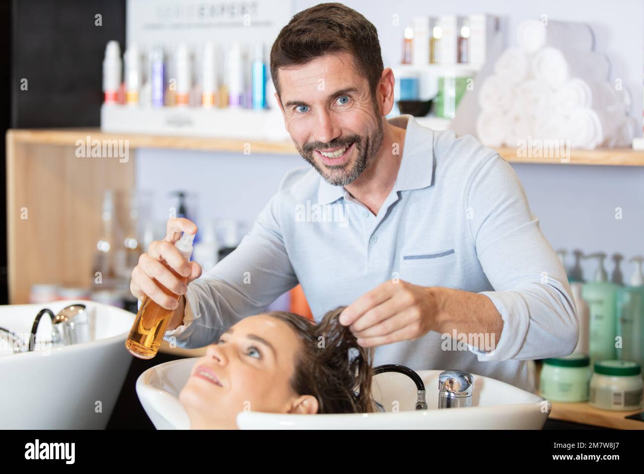 coiffeur masculin laver les cheveux des clientes Banque D'Images