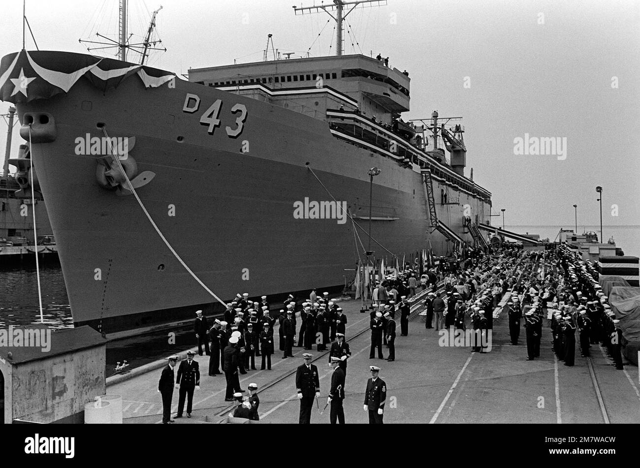 Les membres de l'équipage de l'appel d'offres du destroyer USS CAPE COD (AD-43) se préparent à la mise en service du navire, en arrière-plan. Base: San Diego État: Californie (CA) pays: Etats-Unis d'Amérique (USA) Banque D'Images