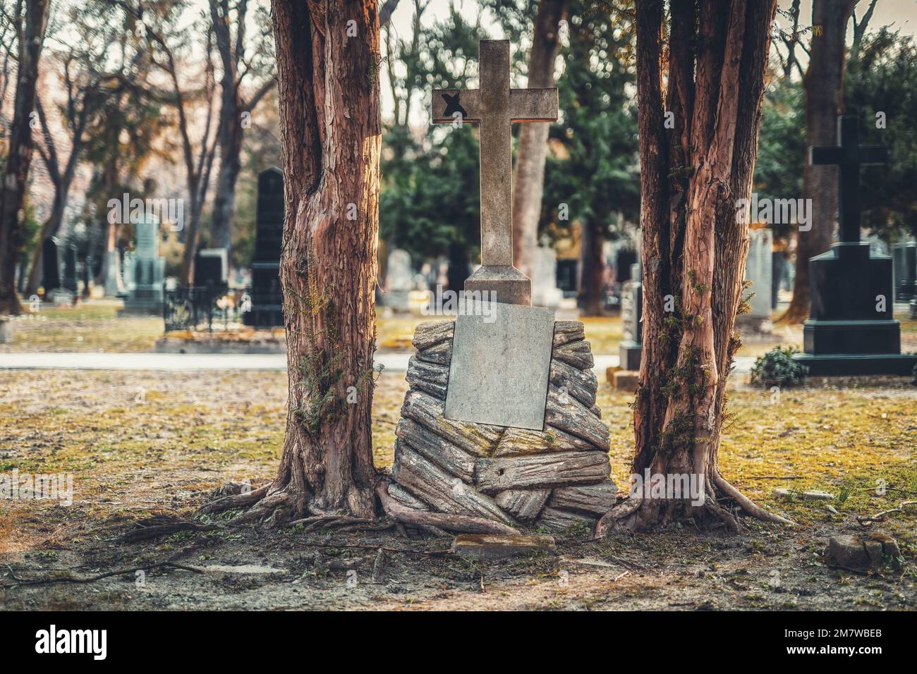 ancienne tombe dans le cimetière. Cimetière avec des lieux pour des noms sur la tombe Photo