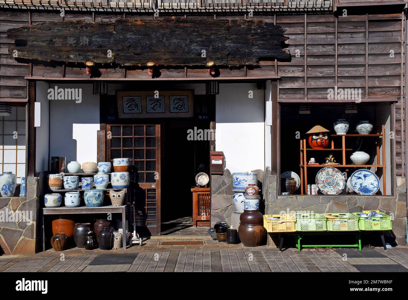 Entrée à un studio de poterie et boutique japonais de cuisine traditionnelle dans la ville d'Arita sur l'île de Kyushu. Pièces en porcelaine colorée de style Imari Banque D'Images