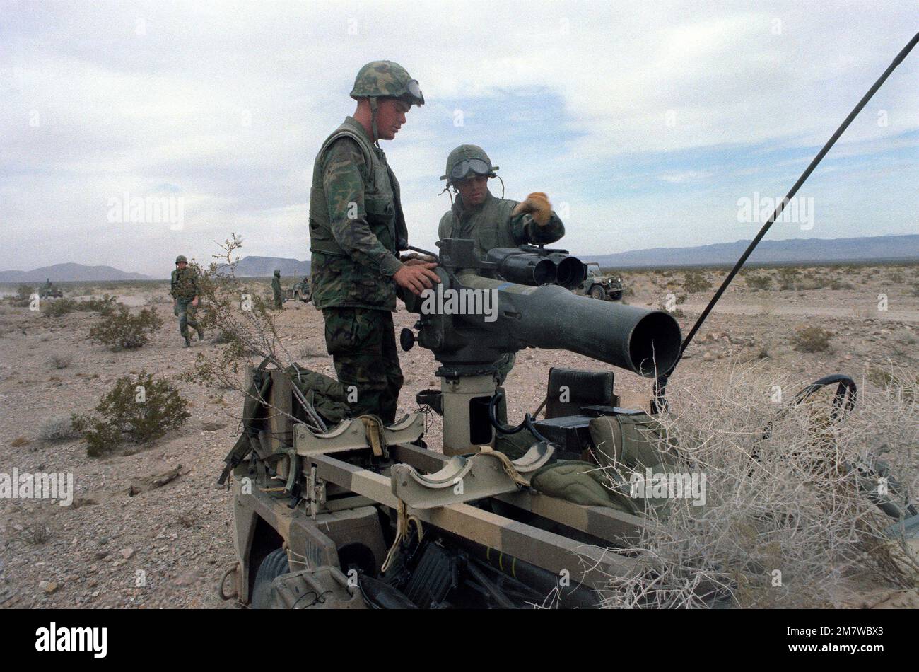 Deux Marines man l'arme anti-char à bord d'un tube, à suivi optique (REMORQUAGE) a monté un véhicule utilitaire léger M-151A2 pendant l'exercice Gallant Eagle '82. Sujet opération/série: GALLANT EAGLE '82 base: Mcagcc, Twentynine Palms État: Californie (CA) pays: États-Unis d'Amérique (USA) Banque D'Images Deux Marines man l'arme anti-char à bord d'un tube, à suivi optique (REMORQUAGE) a monté un véhicule utilitaire léger M-151A2 pendant l'exercice Gallant Eagle '82. Sujet opération/série: GALLANT EAGLE '82 base: Mcagcc, Twentynine Palms État: Californie (CA) pays: États-Unis d'Amérique (USA) Banque D'Images