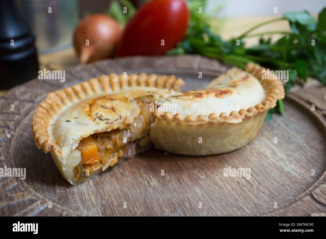 Tarte au steak d'aloyau britannique. Les morceaux tendres de steak sont cuits avec des légumes et de la bière anglaise, puis enveloppés dans une croûte de beurre. Banque D'Images