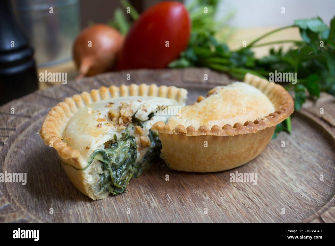 Tarte aux épinards britanniques. Les morceaux tendres de steak sont cuits avec des légumes et de la bière anglaise, puis enveloppés dans une croûte de beurre. Banque D'Images