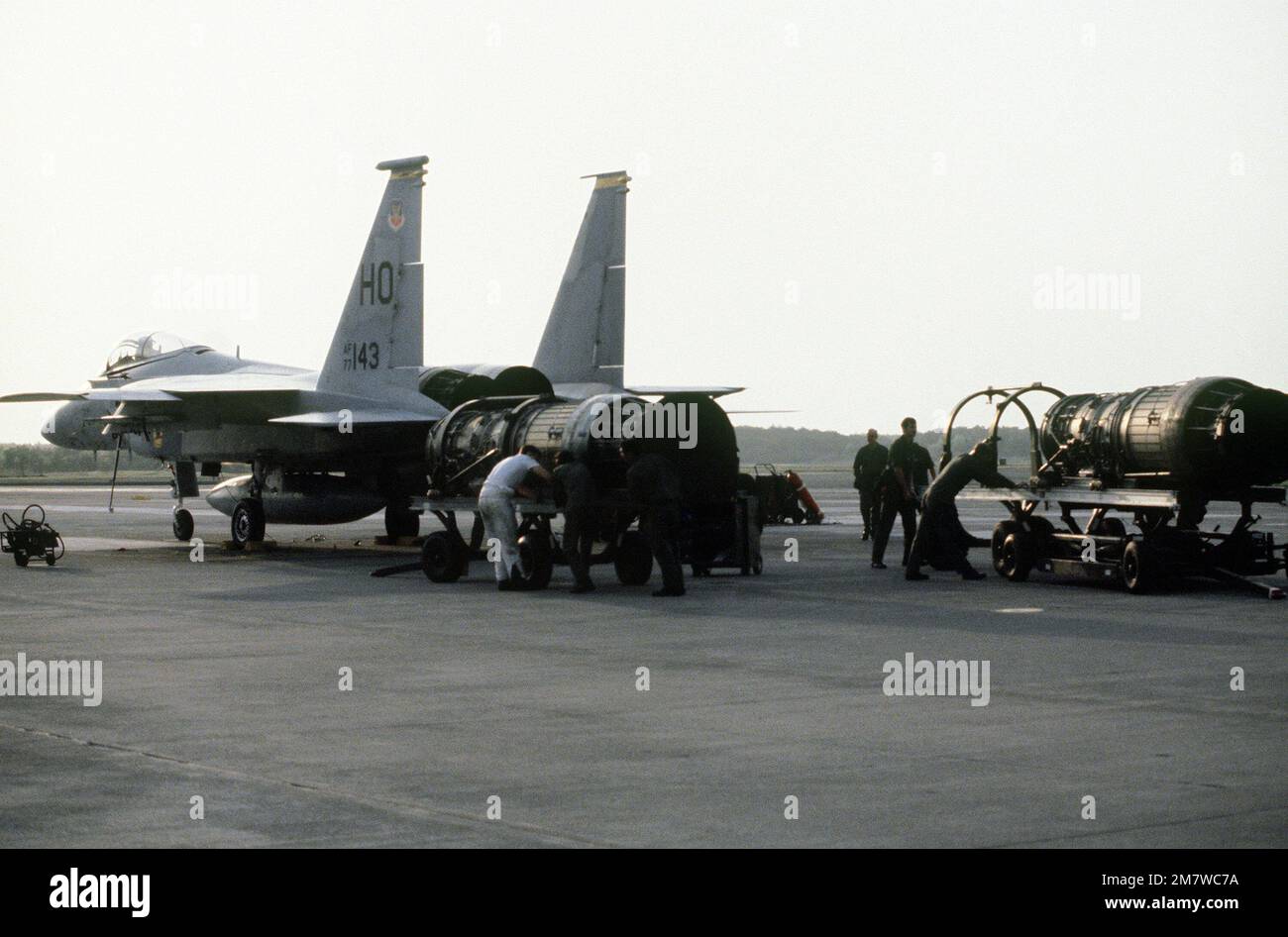 Vue d'un avion F-15 Eagle du huitième Escadron tactique de chasseurs, alors que le personnel d'entretien effectue un changement de moteur pendant l'exercice COPE Nord. Objet opération/série : BASE COPE NORTH : base aérienne de Kwang Ju pays : Corée Banque D'Images