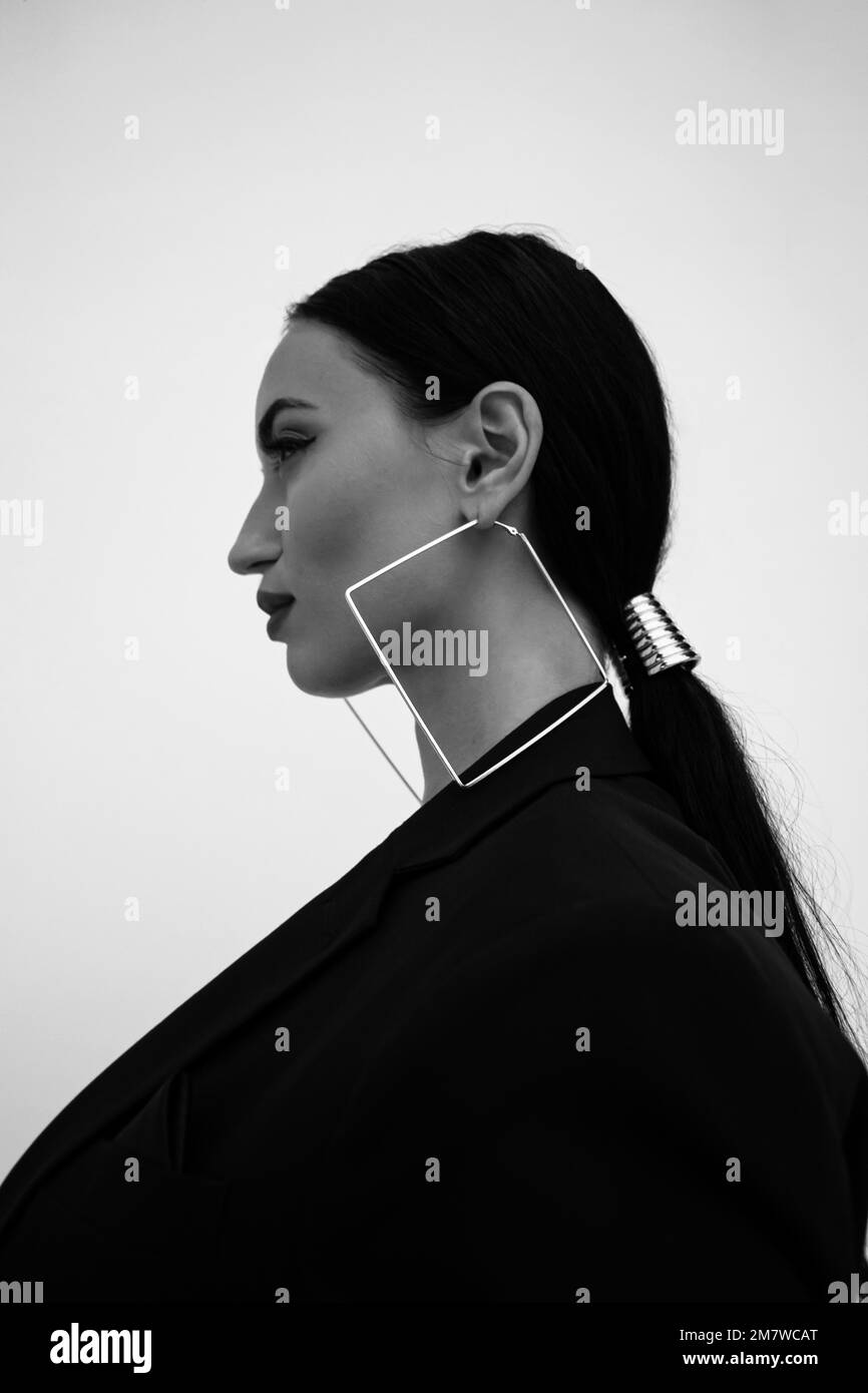 Mode Shoot avec des anneaux de bijoux visage fort et noir et blanc style.blouson , cheveux longs . style de photographie noir et blanc pour montrer des impressions Banque D'Images