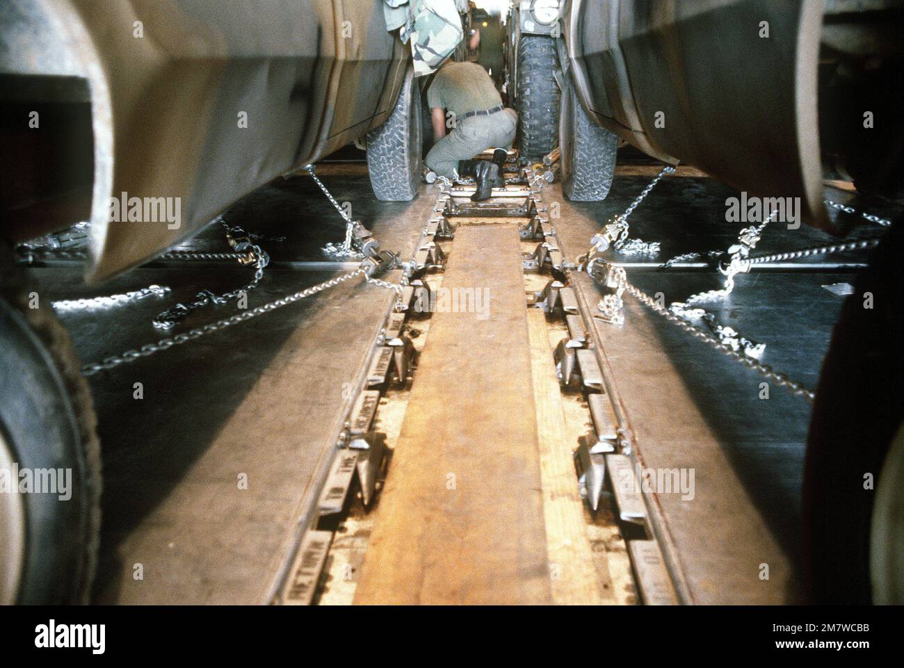 Les véhicules sont fixés par des chaînes au plancher d'un avion cargo 747 pendant l'opération Ocean Venture '82. Objet opération/série : OCEAN VENTURE '82 base : fort Campbell État : Kentucky (KY) pays : États-Unis d'Amérique (USA) Banque D'Images