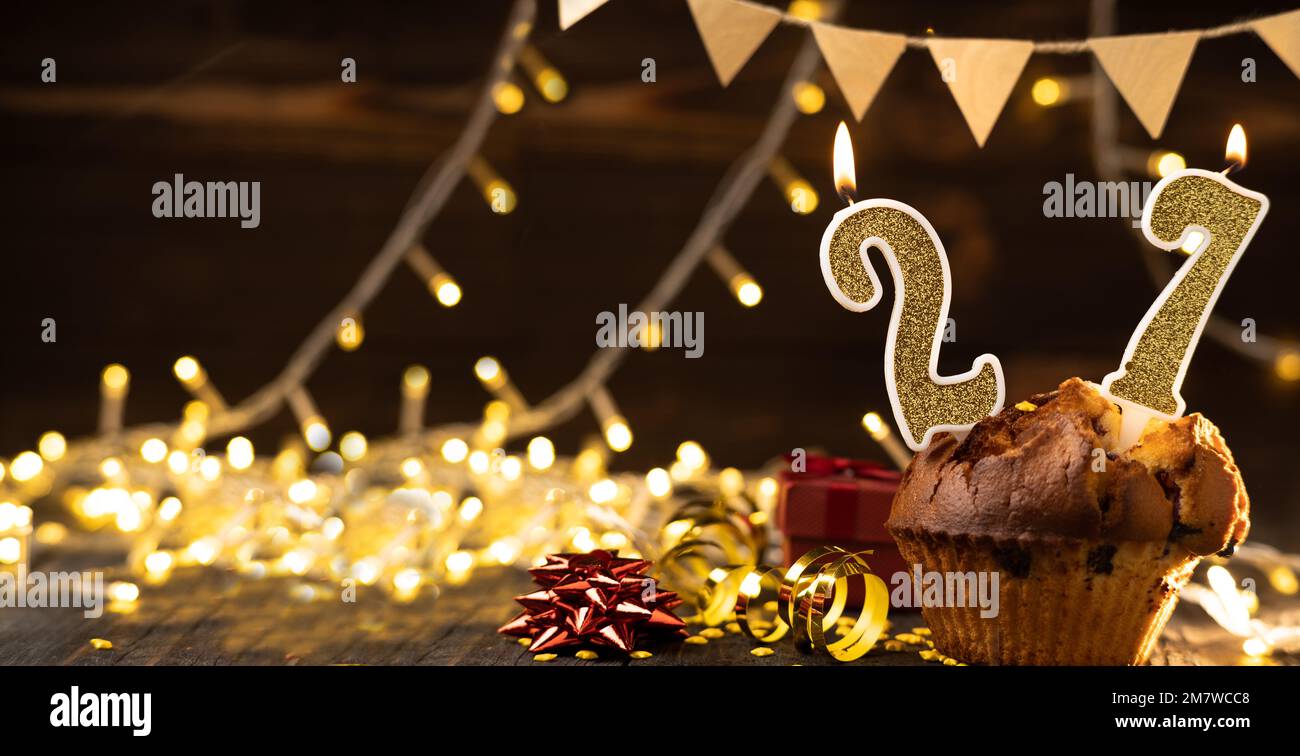 20 Ans D'anniversaire Nombre Avec La Bougie De Fête Pour Le Gâteau De  Vacances Illustration de Vecteur - Illustration du célébrez, incendie:  81156331