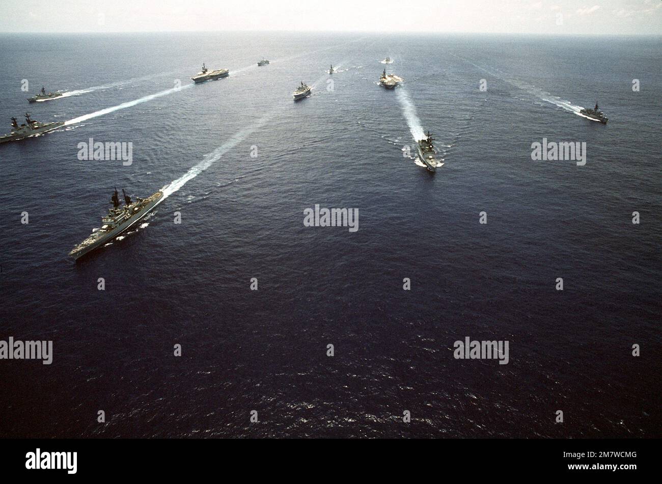 Une vue en arc des navires des groupes de combat de l'avion porte USS MIDWAY (CV-41), Right, et USS RANGER (CV-61) en cours pendant l'exercice Readex '82. Sujet opération/série: READEX '82 pays: Mer des Philippines Banque D'Images