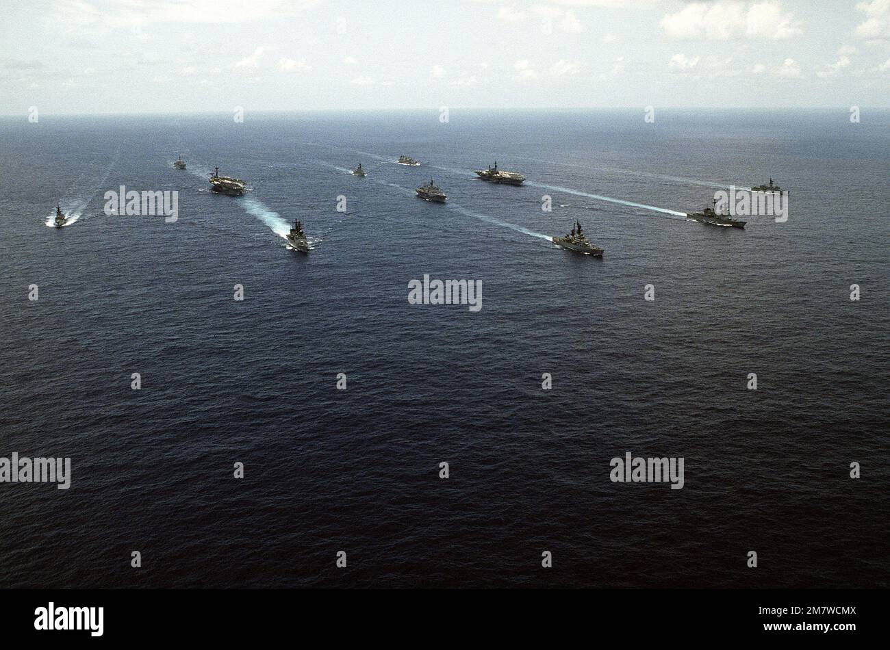 Une vue à tribord des navires des groupes de combat des porte-avions USS MIDWAY (CV-41) et USS RANGER (CV-61) en cours pendant l'exercice Readex '82. Sujet opération/série: READEX '82 pays: Mer des Philippines Banque D'Images