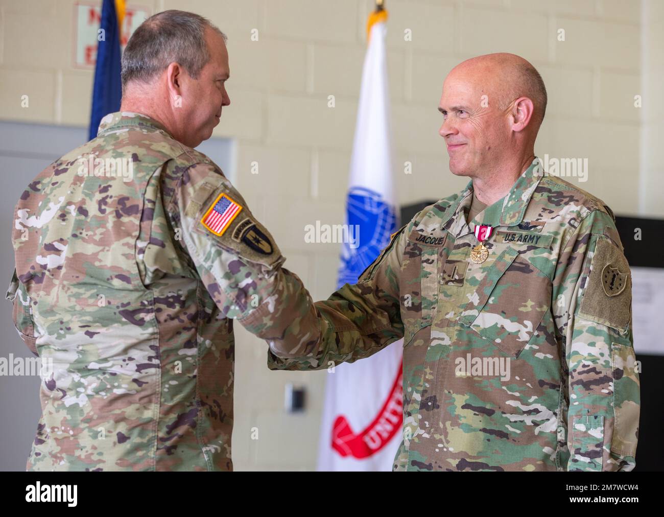 (De gauche à droite) le colonel Dave Mattimore, officier de l'aviation d'État de la Garde nationale de l'armée du New Hampshire, remet à l'Adjudant-chef 5 Daniel Jacques une Médaille du service méritoire, à l'installation de soutien de l'aviation de l'armée, à 15 mai, à Concord, au New Hampshire. Jacques a pris sa retraite après 40 ans de service à la Garde nationale de l'armée du New Hampshire. Tout au long de son mandat, il a été un américain Aviateur de l'armée, déployé sept fois à l'appui de diverses opérations en tant que pilote. (Photo des États-Unis Sergent d'état-major de l'armée Courtney Rorick, 114th Détachement des affaires publiques) Banque D'Images