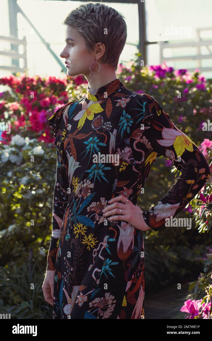 Gros plan femme mince dans une robe élégante à motifs portrait photo Banque D'Images