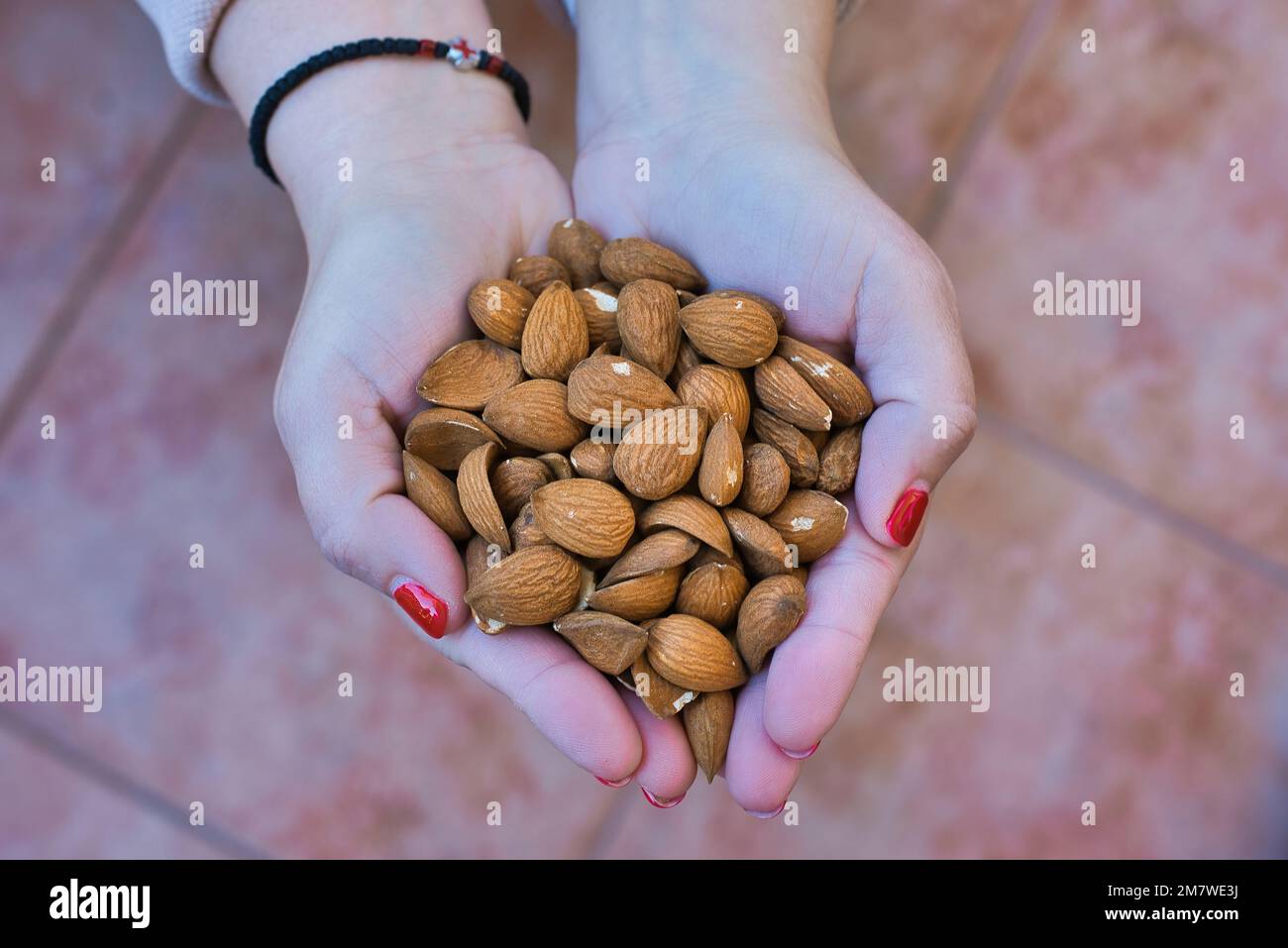 les noix les plus populaires, sous toutes leurs formes. Amandes. une poignée d'amandes contient environ 170 calories, de sorte que nous pouvons les manger sans crainte Banque D'Images