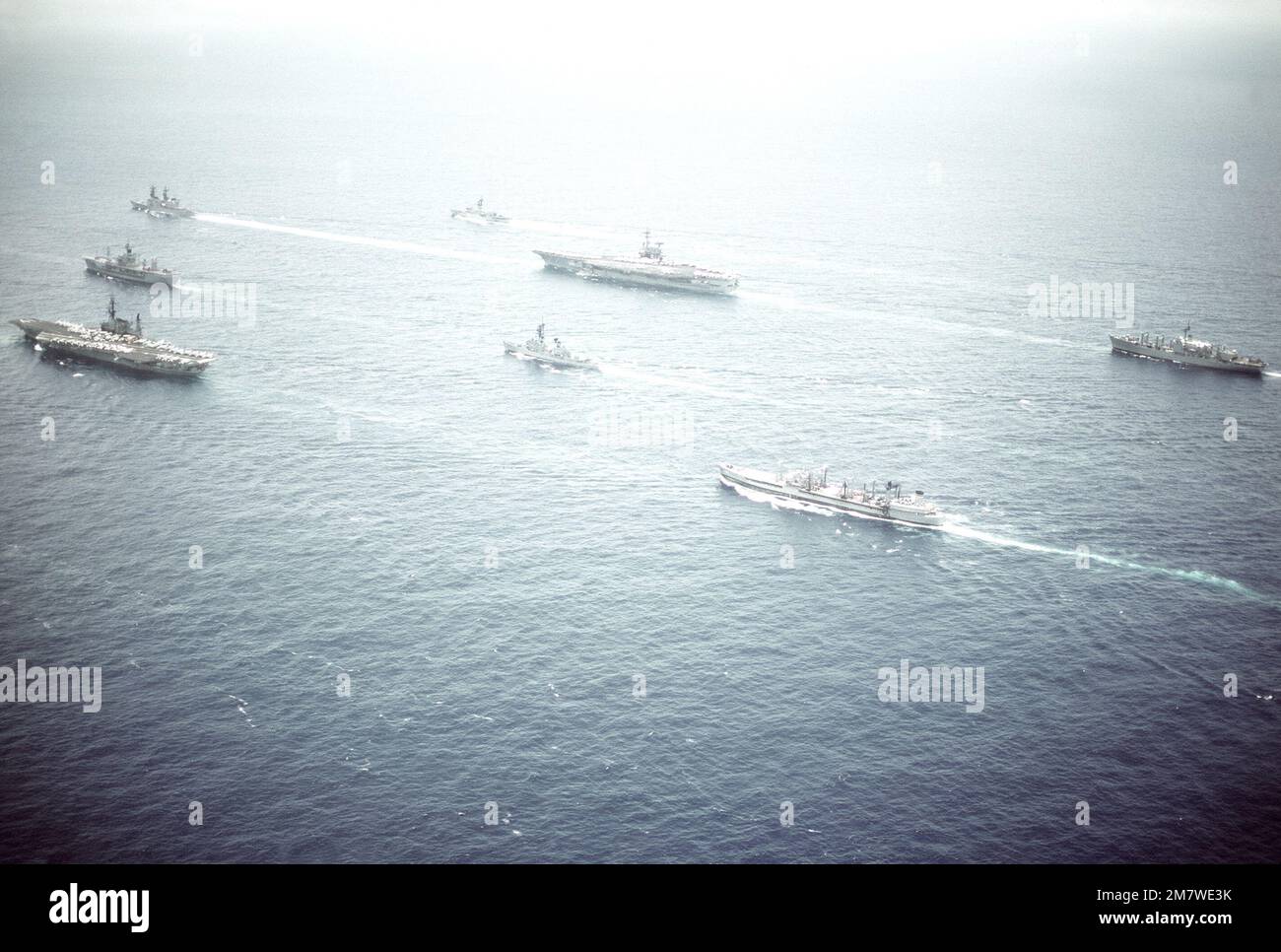 Vue aérienne du port d'une partie du Groupe de travail 70, y compris le navire de commandement amphibie USS BLUE RIDGE (LCC-19) et les groupes de combat du porte-avions USS RANGER (CV-61) et MIDWAY (CV-41) en cours. Pays: Mer des Philippines Banque D'Images