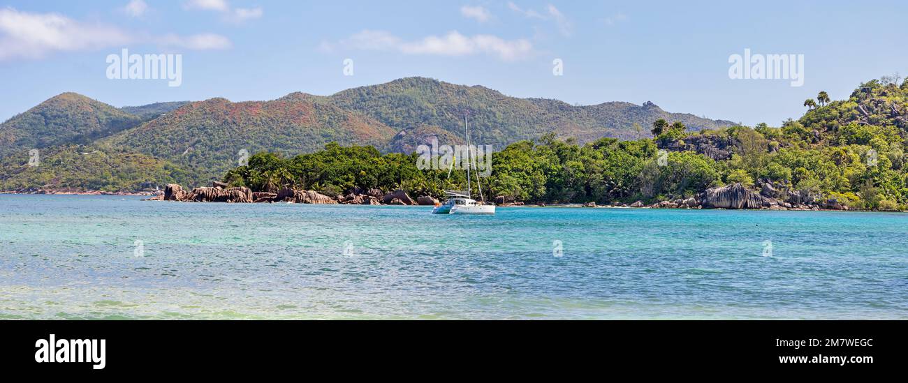 Vue panoramique de l'étang de la tortue de la baie à l'île Curieuse, Seychelles Banque D'Images