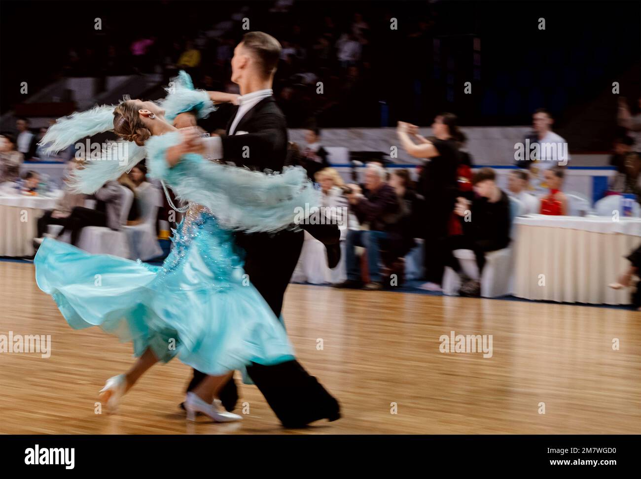 couple danseurs dansant la valse en compétition Banque D'Images