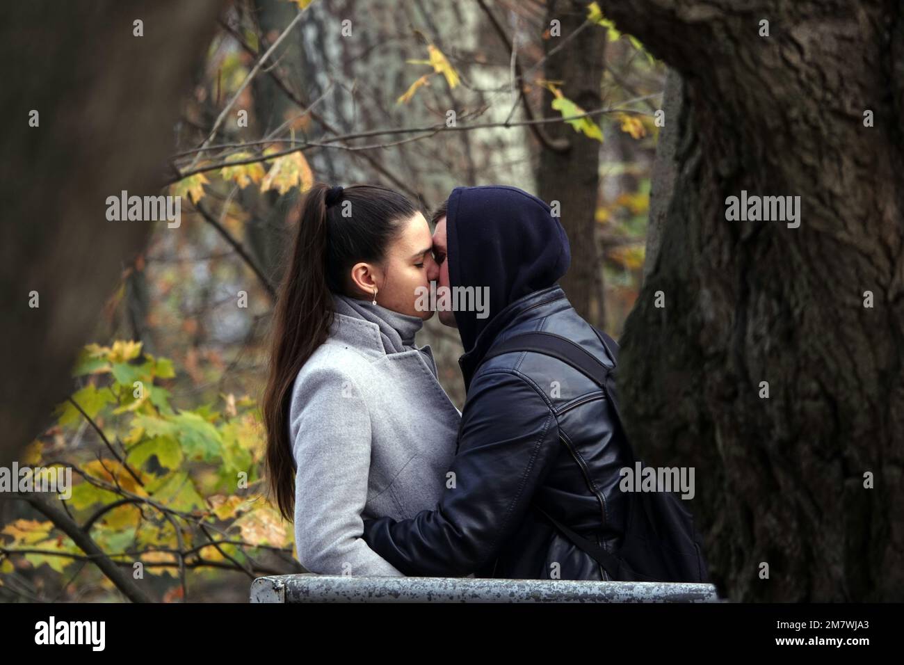 Kiev, Ukraine 1 novembre 2019: Une jeune fille et un gars baiser dans un parc - c'est L'AMOUR Banque D'Images