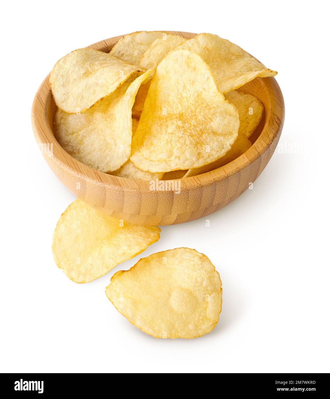 Groupe de chips de pommes de terre naturelles rondes dans un bol en bois, isolé sur fond blanc Banque D'Images