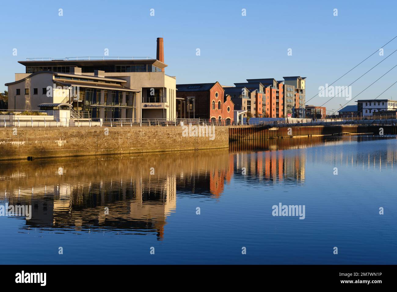 Développement moderne au bord de la rivière à Swansea, Royaume-Uni Banque D'Images Développement moderne au bord de la rivière à Swansea, Royaume-Uni Banque D'Images