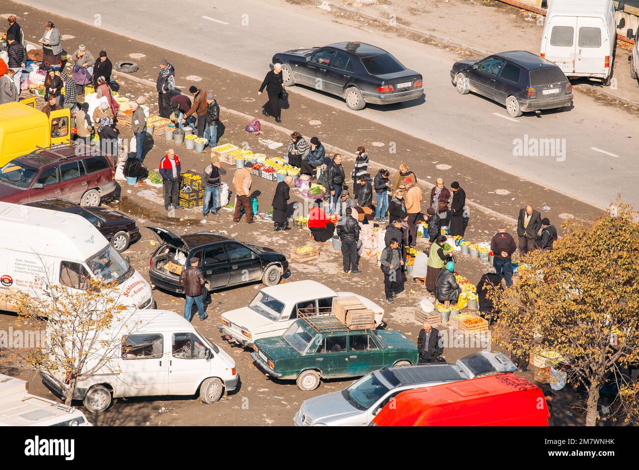 La région de Shida Kartli, Gori, en Géorgie. Les gens achètent la nourriture sur le marché local dans la rue ensoleillée Journée d'automne. Banque D'Images