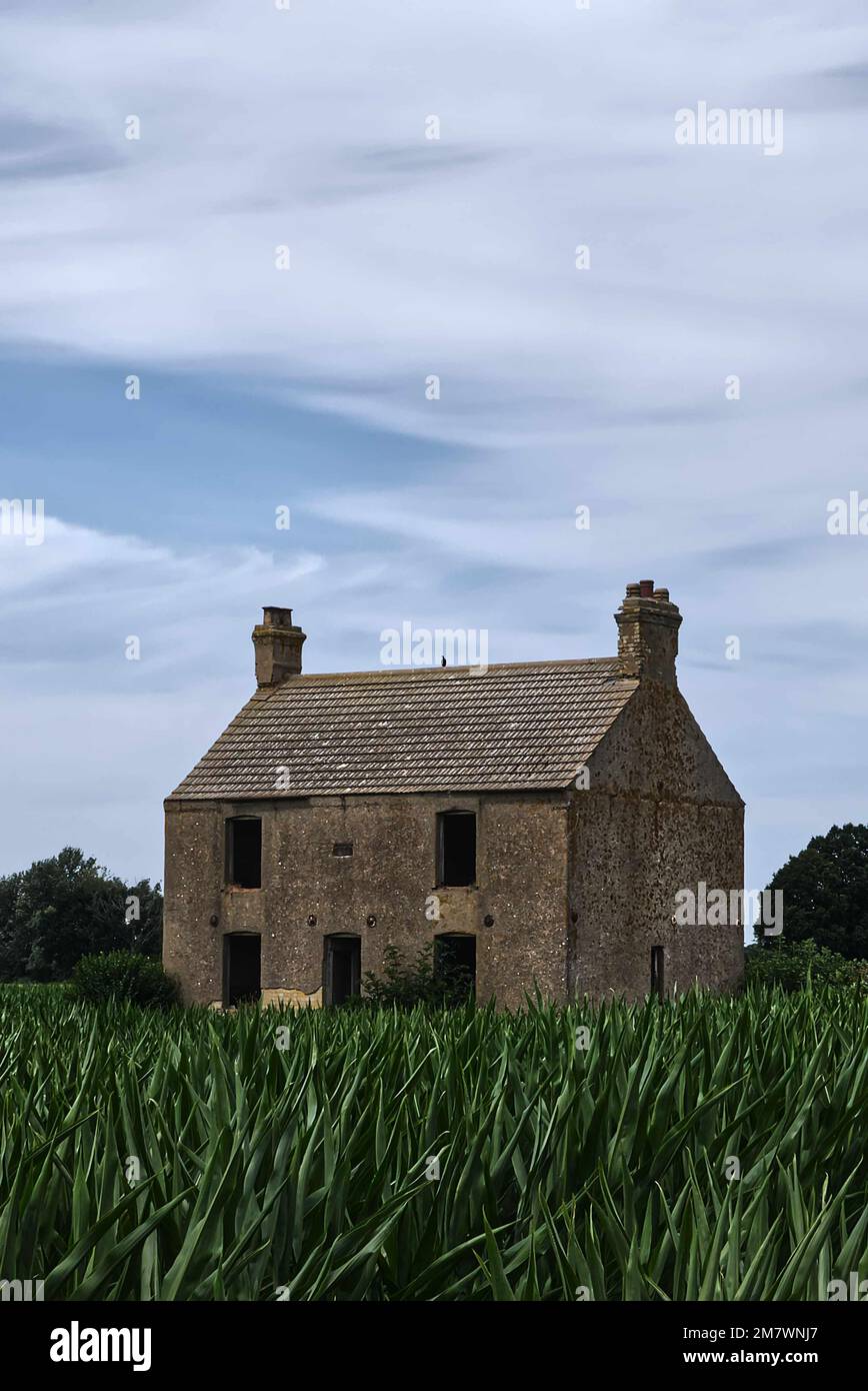 Abandonné par la suite la maison vide, seule dans les champs, sinistre et mystérieux style de couverture de livre. Banque D'Images