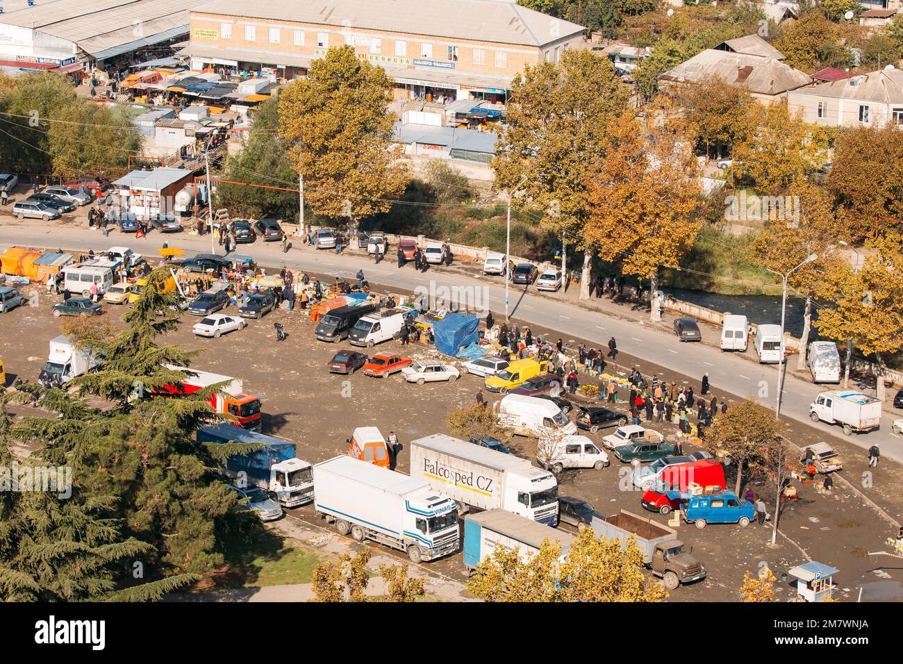 La région de Shida Kartli, Gori, en Géorgie. Les gens achètent la nourriture sur le marché local dans la rue ensoleillée Journée d'automne. Banque D'Images