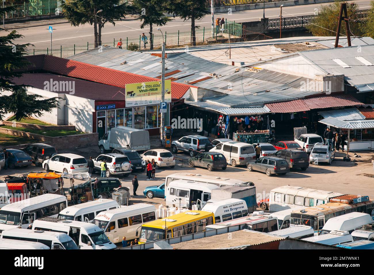 La région de Shida Kartli, Gori, en Géorgie. Les gens achètent la nourriture sur le marché local dans la rue ensoleillée Journée d'automne. Banque D'Images