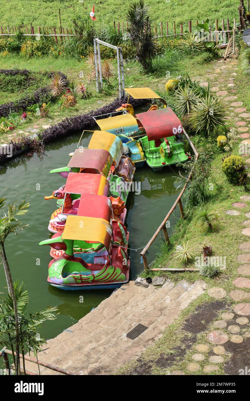 Le bateau de canard au parc public. Bateaux à aubes de canard flottant au-dessus du lac, temps de vacances Banque D'Images