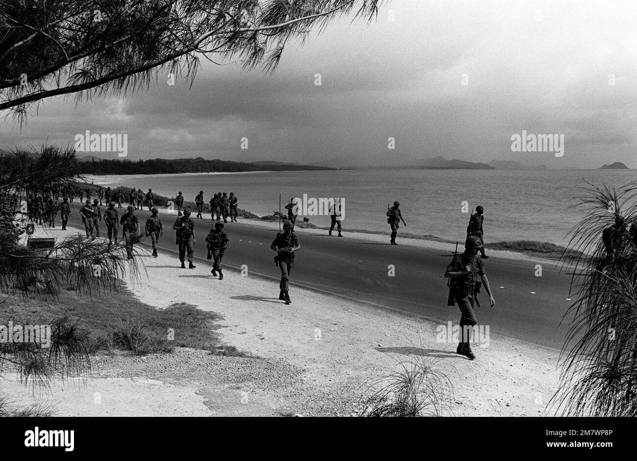 Les soldats de la caserne de Schofield passent devant une plage pendant leur route qui se promener autour de l'île pour commémorer la semaine de reconnaissance de l'Armée de terre, à 14-19 juin 1982. État : Hawaï (HI) pays : États-Unis d'Amérique (USA) Banque D'Images