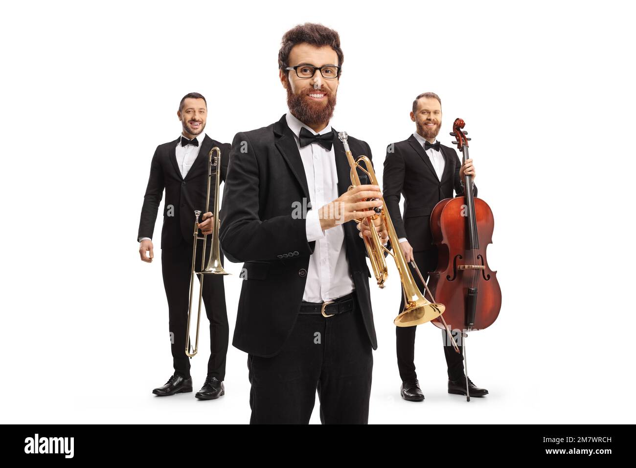 Musiciens masculins élégants avec trombone, trompette et violoncelle isolés sur fond blanc Banque D'Images