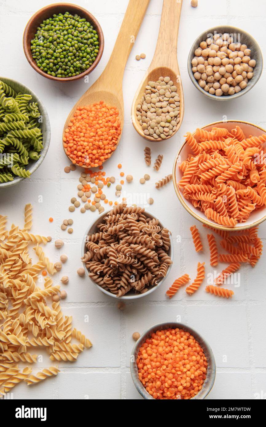 Une variété de pâtes fusilli faites de différents types de légumineuses ...