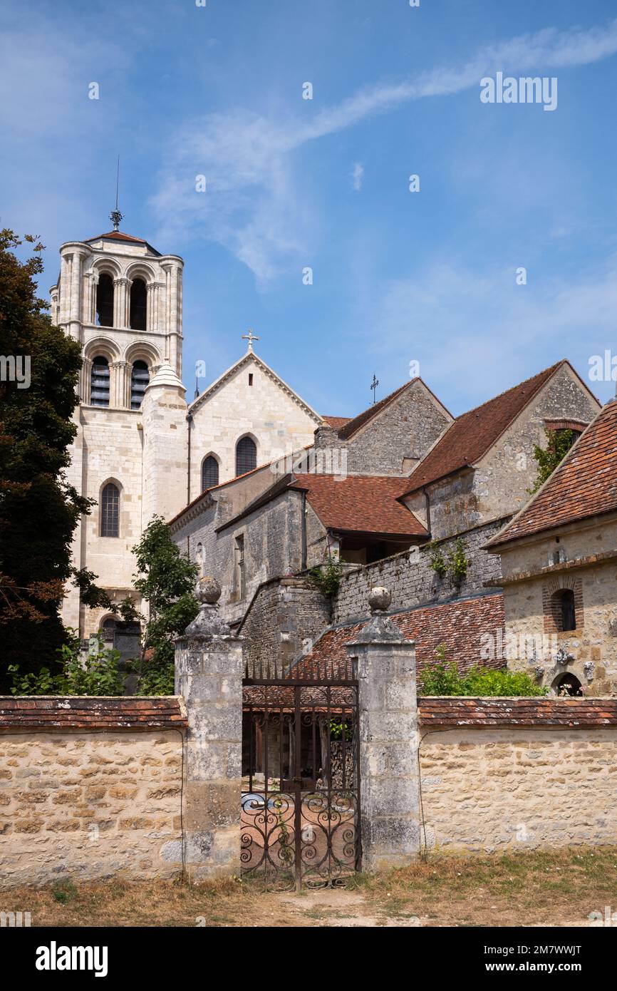 Vezelay (centre-nord de la France) : vue extérieure de l'abbaye de Vezelay (Abbaye Sainte-Marie-Madeleine de Vezelay) la basilique et la colline de Vez Banque D'Images