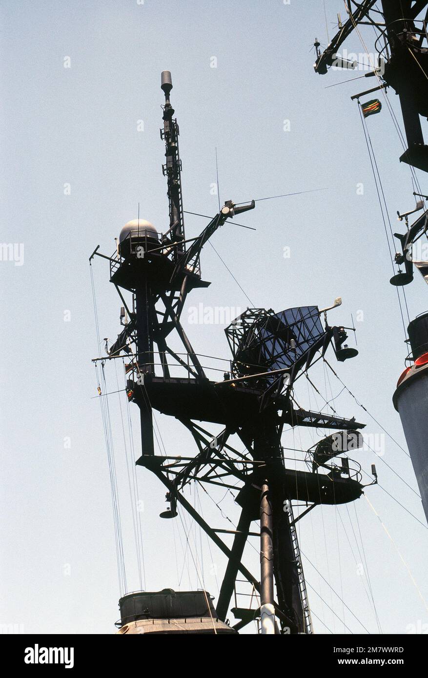 Une vue du radar AN/SPS-37 monté au-dessus du RADAR AN/SPS-10 à bord du destroyer de classe Charles F. Adams, USS ROBISION (DDG-12). Base: San Diego État: Californie (CA) pays: Etats-Unis d'Amérique (USA) Banque D'Images