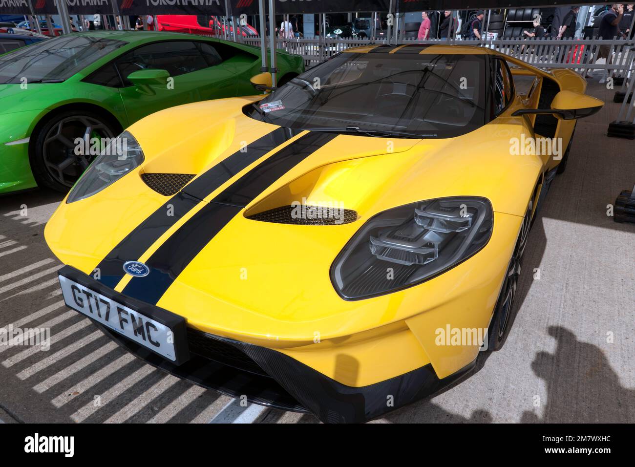 Vue des trois quarts avant d'une deuxième génération, jaune, 2017, Ford GT, exposée au Silverstone Classic 2022 Banque D'Images