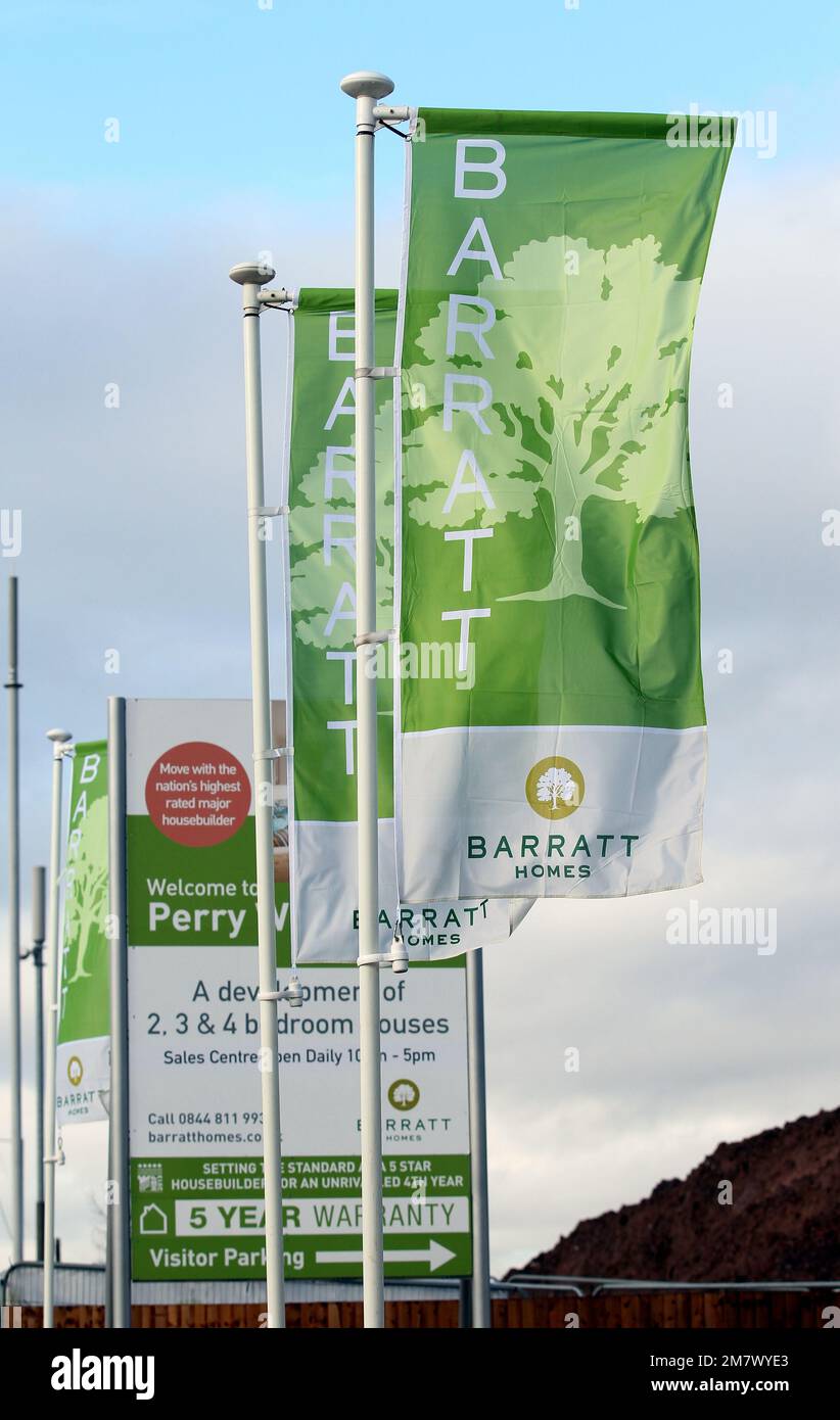 Fichier non daté photo de la signalisation pour les maisons Barrat. Le patron du géant de la construction de maisons Barratt Developments a mis en garde contre un « ralentissement brutal » du marché immobilier britannique au cours des six derniers mois. La société FTSE 100 a déclaré que « l'incertitude politique et économique » a affecté le marché au cours du trimestre à septembre, qui a ensuite été aggravée par des changements « rapides et significatifs » des taux hypothécaires au dernier trimestre. Date de publication : mercredi 11 janvier 2023. Banque D'Images