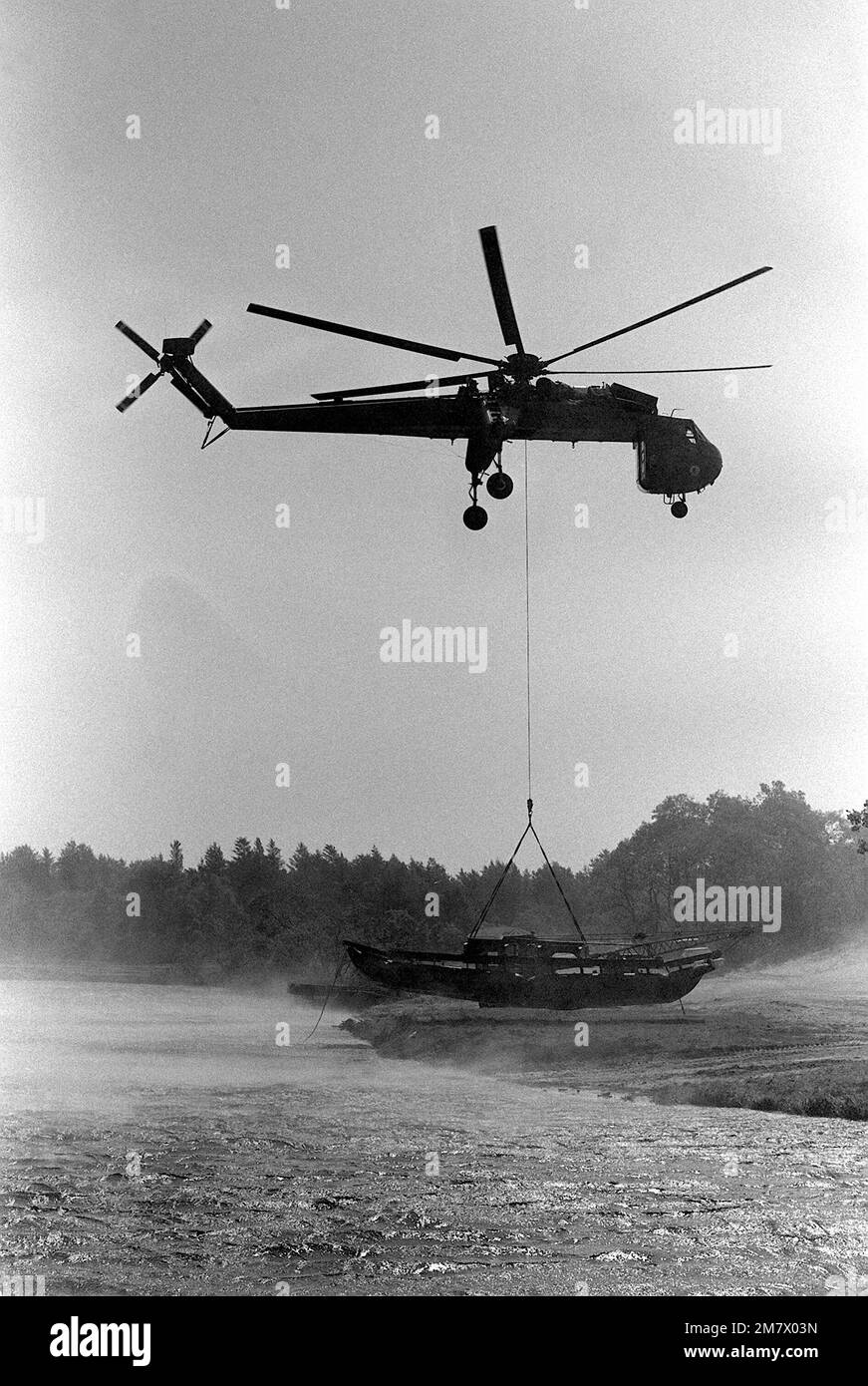 Vue aérienne à droite d'un pont aéroporté CH-54A Tarhe (Skyrutier) en direction du lac Stillwell pour un exercice d'entraînement du Bataillon du génie du combat 724th. Base: Fort McCoy État: Wisconsin (WI) pays: Etats-Unis d'Amérique (USA) Banque D'Images