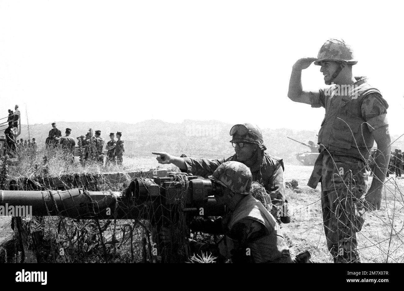 Le midshipman Charles C. Meisenheimer regarde à travers les vues d'un système d'arme anti-char lourd (REMORQUAGE) lancé en tube, optiquement suivi, avec guidage par fil pendant l'exercice Contramid '82. Sujet opération/série: CONTRAMID '82 base: Base de corps marins Camp Pendleton État: Californie (CA) pays: États-Unis d'Amérique (USA) Banque D'Images Le midshipman Charles C. Meisenheimer regarde à travers les vues d'un système d'arme anti-char lourd (REMORQUAGE) lancé en tube, optiquement suivi, avec guidage par fil pendant l'exercice Contramid '82. Sujet opération/série: CONTRAMID '82 base: Base de corps marins Camp Pendleton État: Californie (CA) pays: États-Unis d'Amérique (USA) Banque D'Images