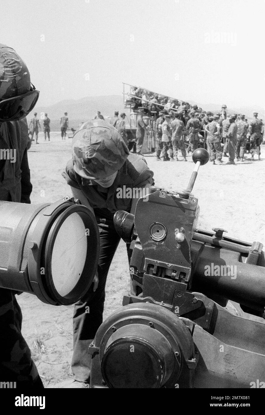 Midshipman Sonny Pippin montres une Marine assembler un M-47 Dragon moyen anti-char/assaut arme pendant l'exercice Contramid '82. Sujet opération/série: CONTRAMID '82 base: Base de corps marins Camp Pendleton État: Californie (CA) pays: États-Unis d'Amérique (USA) Banque D'Images Midshipman Sonny Pippin montres une Marine assembler un M-47 Dragon moyen anti-char/assaut arme pendant l'exercice Contramid '82. Sujet opération/série: CONTRAMID '82 base: Base de corps marins Camp Pendleton État: Californie (CA) pays: États-Unis d'Amérique (USA) Banque D'Images