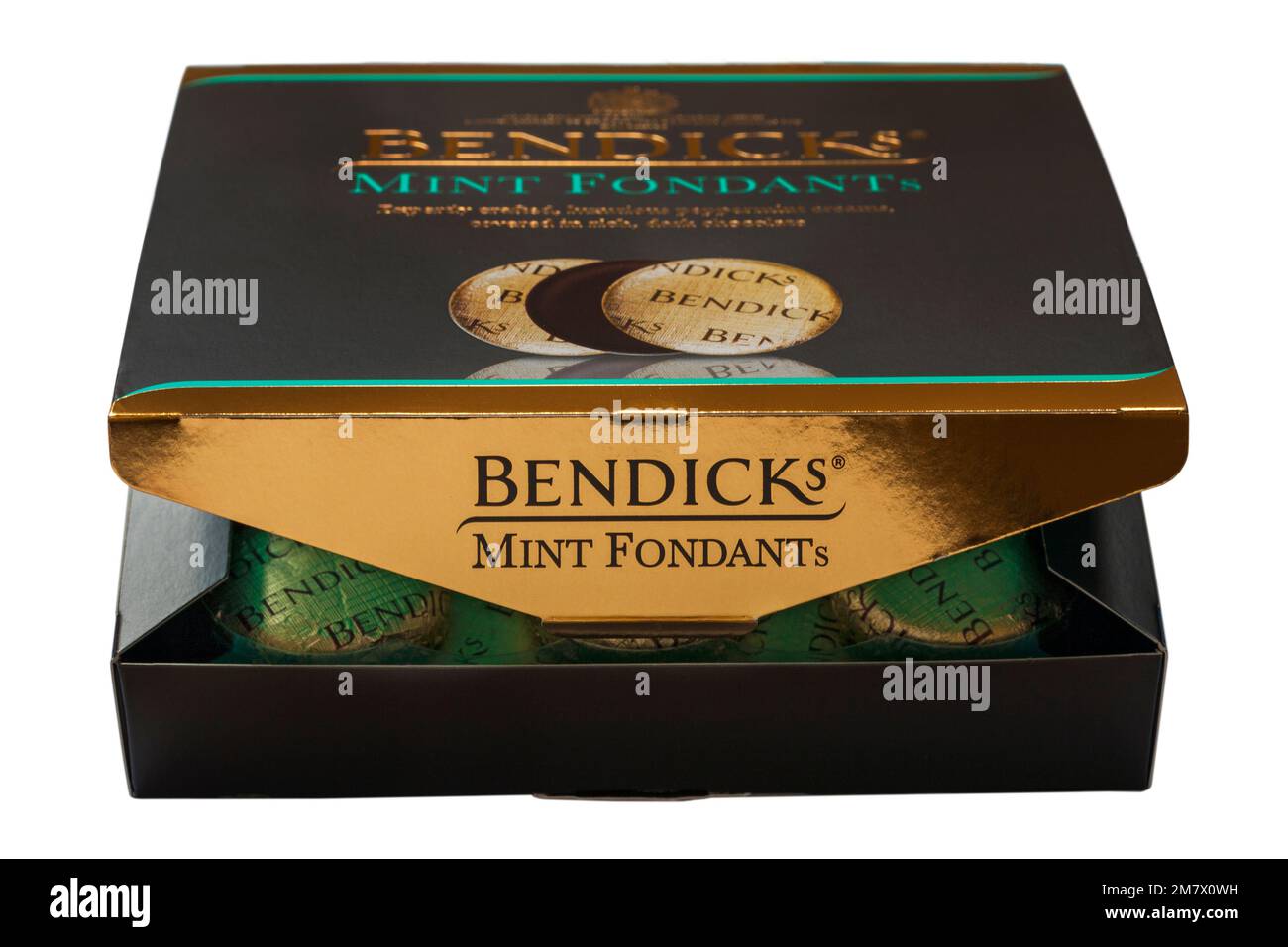 Boîte de pastilles de menthe Bendicks isolées sur fond blanc - crèmes de menthe poivrée couvertes de chocolat noir riche Banque D'Images