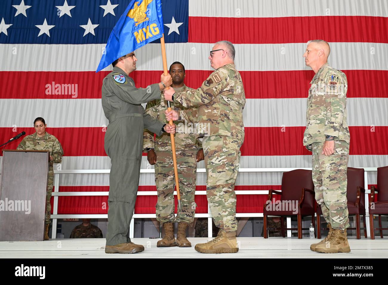 Le groupe de maintenance 169th organise une cérémonie de changement de commandement, 15 mai 2022, à la base de la Garde nationale commune McEntyre, en Caroline du Sud, au cours de laquelle le commandant sortant, États-Unis Adrian Meyer, colonel de la Force aérienne, abandonne son commandement au colonel Christopher Gamble. ÉTATS-UNIS Le colonel Quaid Quadri de la Force aérienne, commandant de l'escadre du 169th Fighter, officie le passage des couleurs de l'unité pour signifier aux aviateurs du groupe l'importance de cet événement formel. Banque D'Images