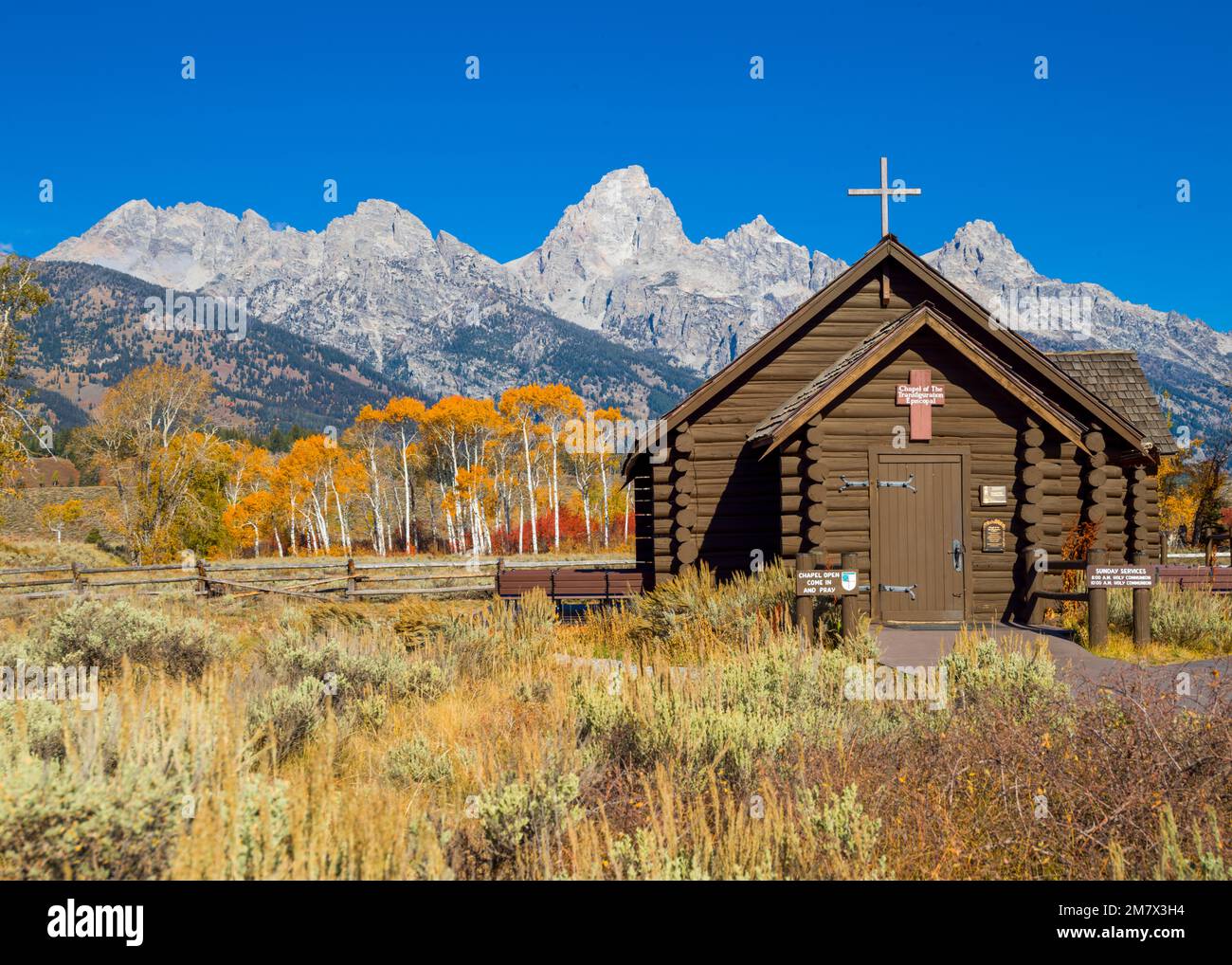 Église historique de la Transfiguration, quartier historique, scène typique en automne avec Grand Teton Mountain Range Parc national de Grand Teton Wyoming, N Banque D'Images