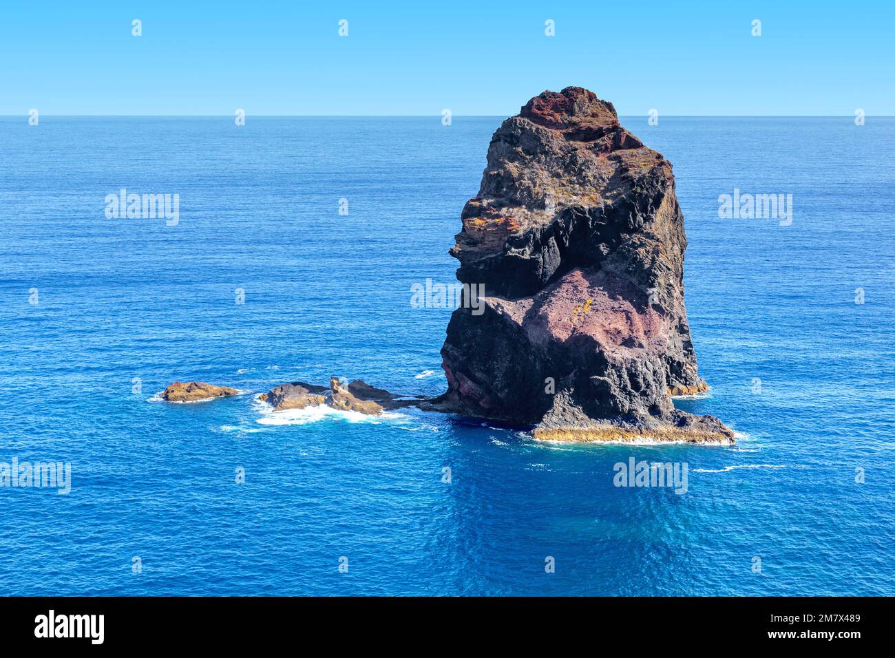 C'est un récif côtier d'origine volcanique au large de la côte de l'île de Madère. Banque D'Images