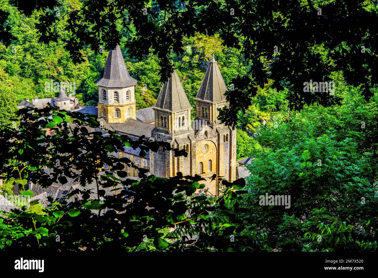 Vue imprenable sur le village de Conques et l'abbaye-église de Sainte-Foy le joyau de l'architecture romane, Occitanie, France. Banque D'Images