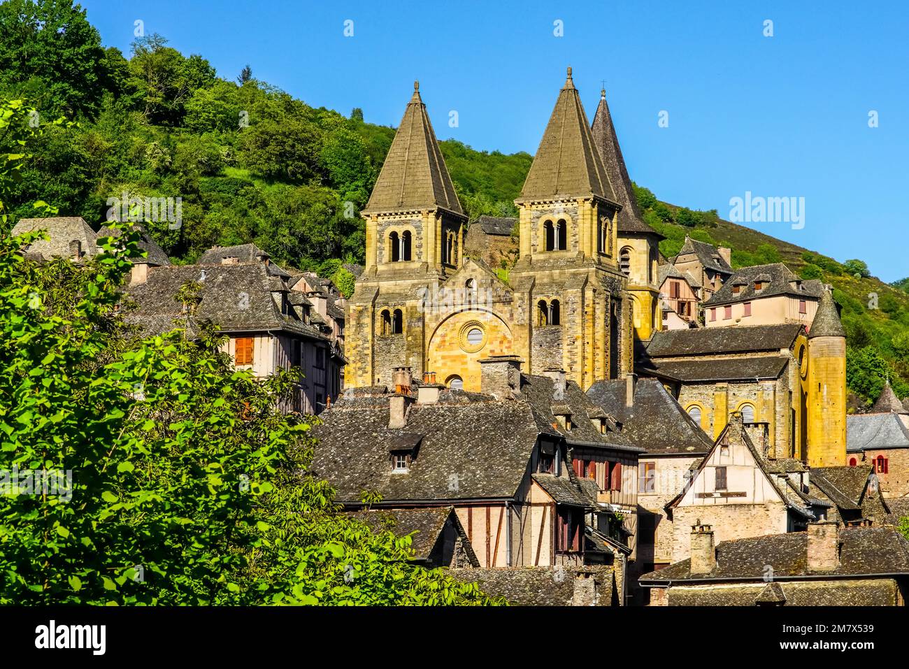 Belle vue sur la colline du village médiéval perché de Conques ; France. Banque D'Images