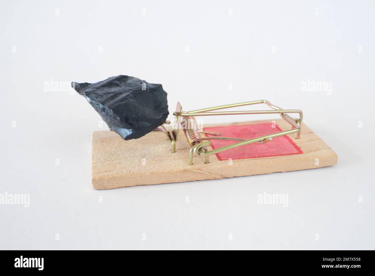 Combustible fossile - charbon noir comme ressource d'énergie est un piège.Une moustrap et un morceau de charbon, conservation de l'environnement, arrêter le concept de réchauffement de la planète Banque D'Images