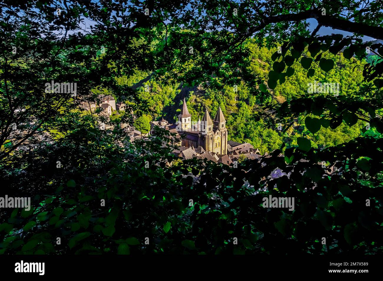 Vue imprenable sur le village de Conques et l'abbaye-église de Sainte-Foy le joyau de l'architecture romane, Occitanie, France. Banque D'Images