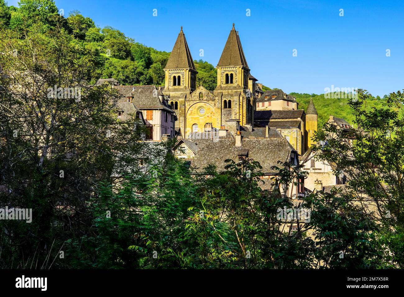 Belle vue sur la colline du village médiéval perché de Conques ; France. Banque D'Images