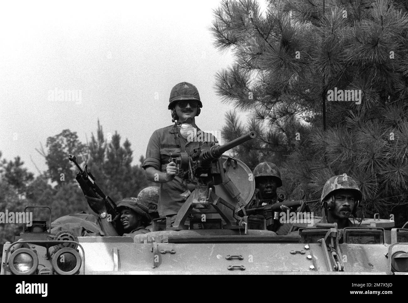 Les membres de la cavalerie de 104th de la Garde nationale de Pennsylvanie manœuvrent un transporteur de personnel blindé M-113 au cours des exercices annuels. Base: Fort Pickett État: Virginie (va) pays: États-Unis d'Amérique (USA) Banque D'Images