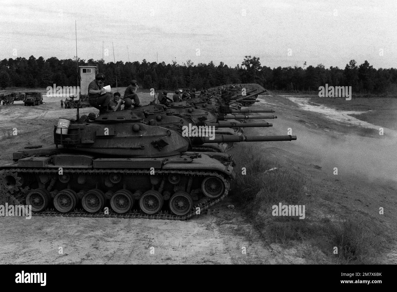 Arme anti-char à lancement par tube, optiquement suivie, à guidage par fil (REMORQUAGE), montée contre une attaque de l'« ennemi ». Le REMORQUAGE est utilisé pendant la formation annuelle pour Co C de la 1st BN., armure 108th, 48th BDE. De la Garde nationale de l'Armée de Géorgie. Base: Fort Stewart État: Géorgie (GA) pays: États-Unis d'Amérique (USA) Banque D'Images Arme anti-char à lancement par tube, optiquement suivie, à guidage par fil (REMORQUAGE), montée contre une attaque de l'« ennemi ». Le REMORQUAGE est utilisé pendant la formation annuelle pour Co C de la 1st BN., armure 108th, 48th BDE. De la Garde nationale de l'Armée de Géorgie. Base: Fort Stewart État: Géorgie (GA) pays: États-Unis d'Amérique (USA) Banque D'Images